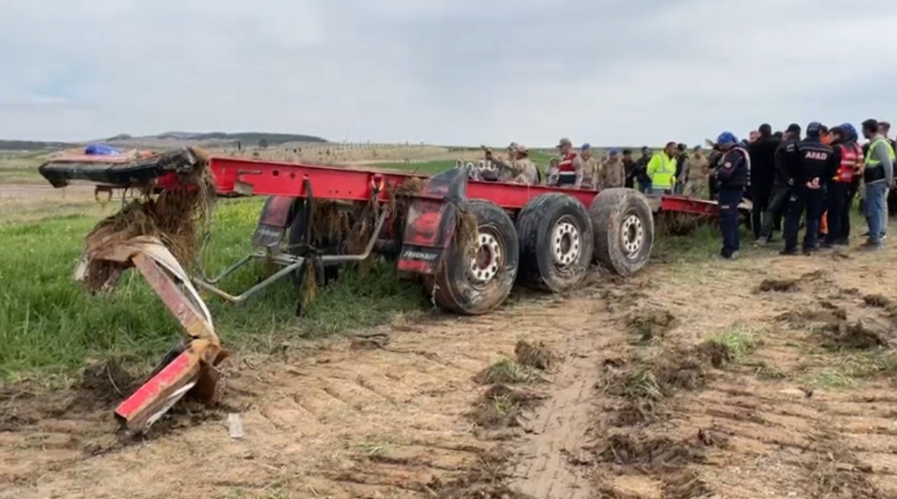 Şanlıurfa’da sele kapılan sürücünün tır dorsesine ulaşıldı