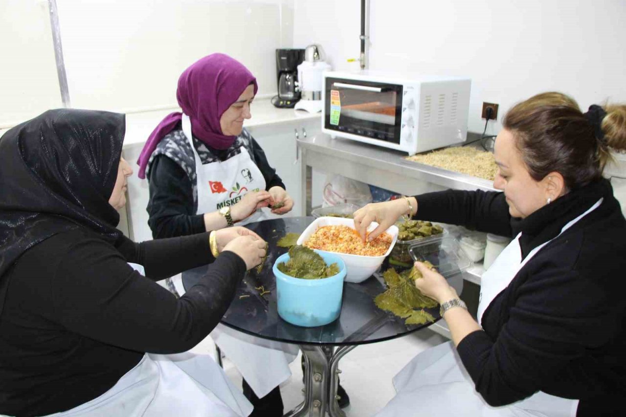 Amasyalı kadınlardan Ramazan sofraları için yağlı ve dolma hazırlığı