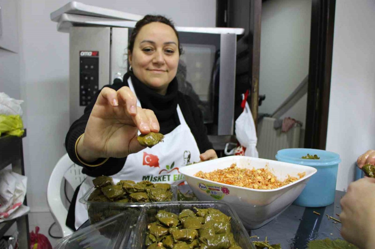 Amasyalı kadınlardan Ramazan sofraları için yağlı ve dolma hazırlığı