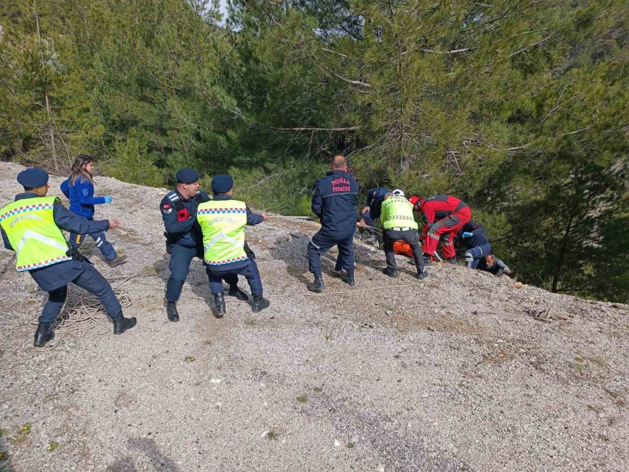 Seydikemer’de kamyonet uçuruma uçtu: 1 yaralı
