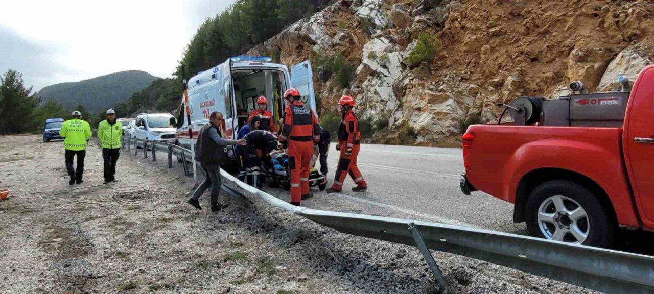 Seydikemer’de kamyonet uçuruma uçtu: 1 yaralı