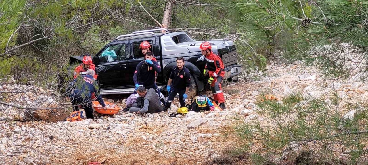 Seydikemer’de kamyonet uçuruma uçtu: 1 yaralı