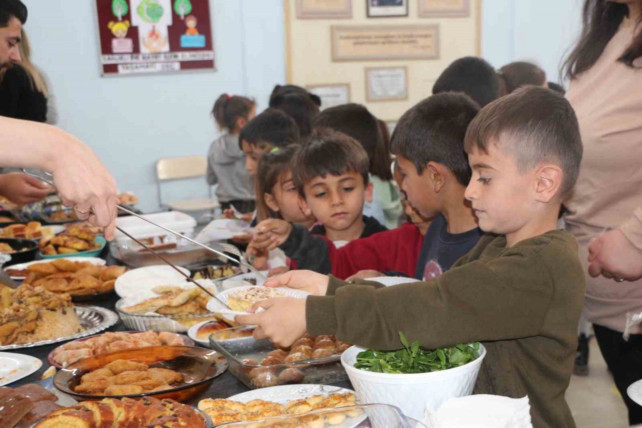 Köy okulu öğrencileri hazırladıkları bileklik ve kitap ayraçlarını depremzedeler için satışa sundu