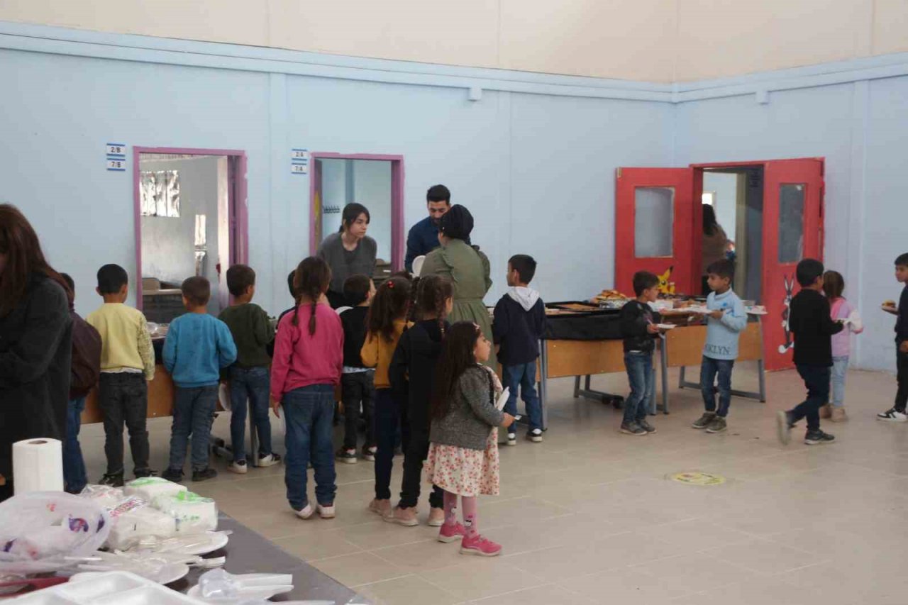 Köy okulu öğrencileri hazırladıkları bileklik ve kitap ayraçlarını depremzedeler için satışa sundu