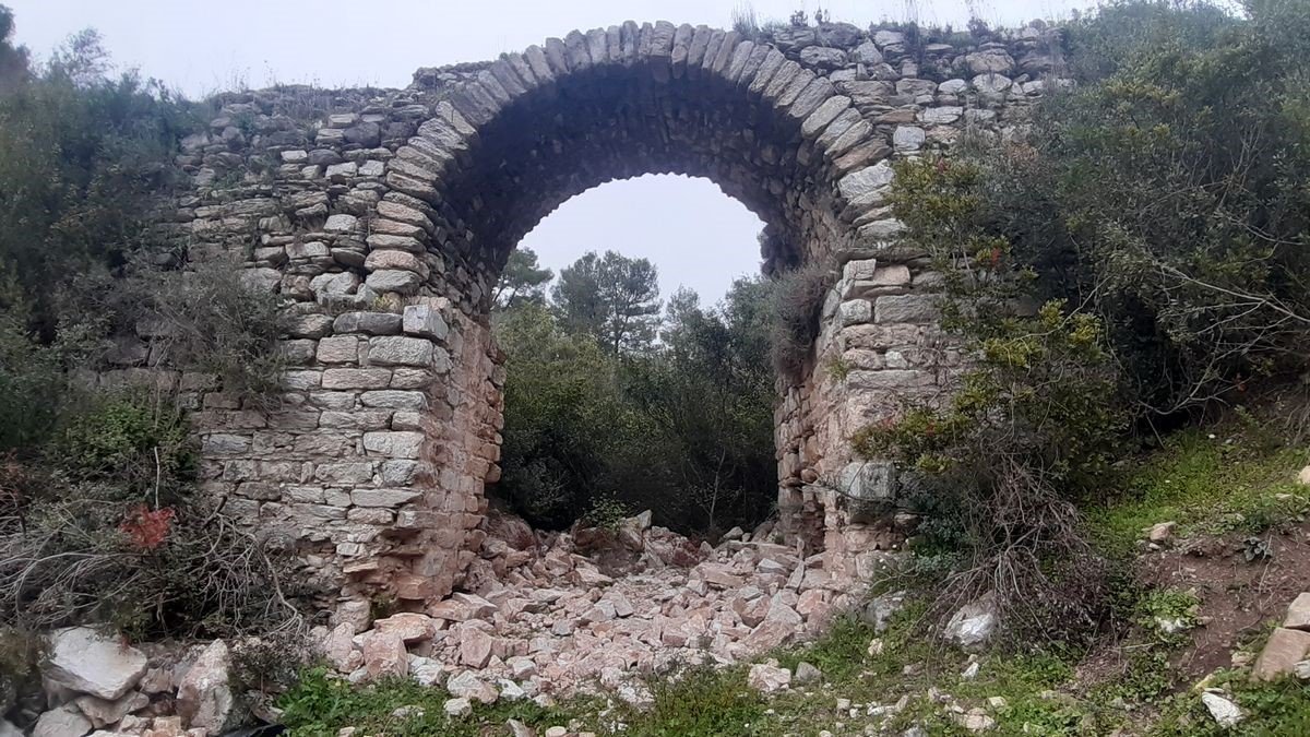 Tarihi su kemerini tahrip etmişler