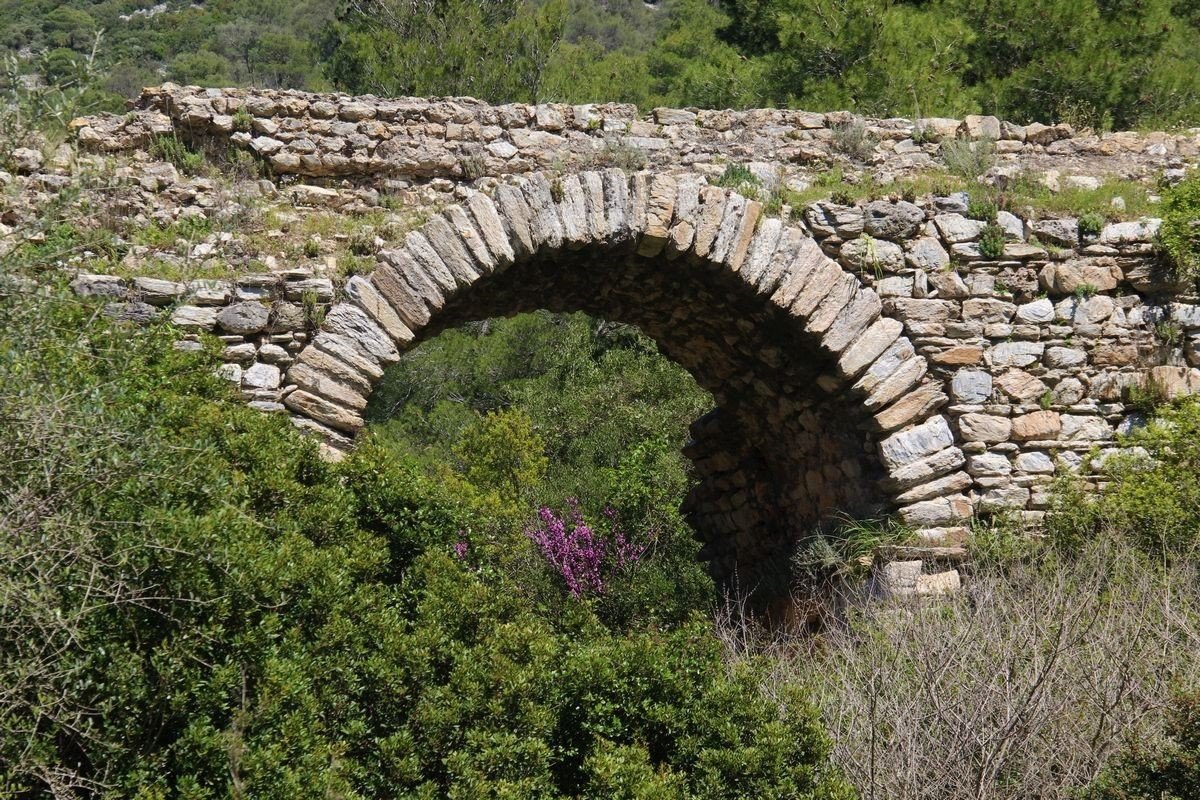 Tarihi su kemerini tahrip etmişler