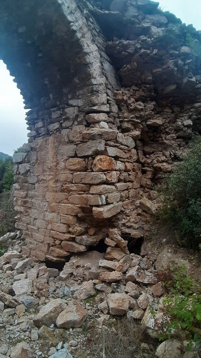 Tarihi su kemerini tahrip etmişler