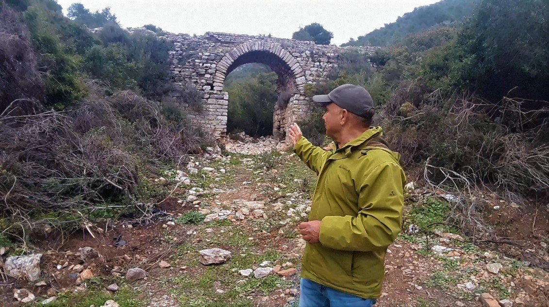 Tarihi su kemerini tahrip etmişler