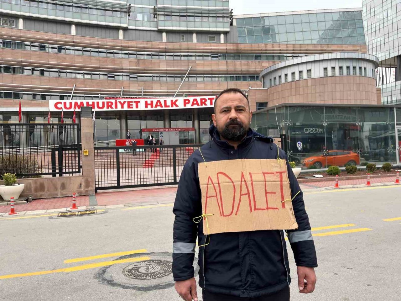 Tekirdağ Belediyesinde işten çıkarılan işçiden CHP önünde eylem