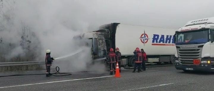 Otoyolda tırın kupası alev topuna döndü