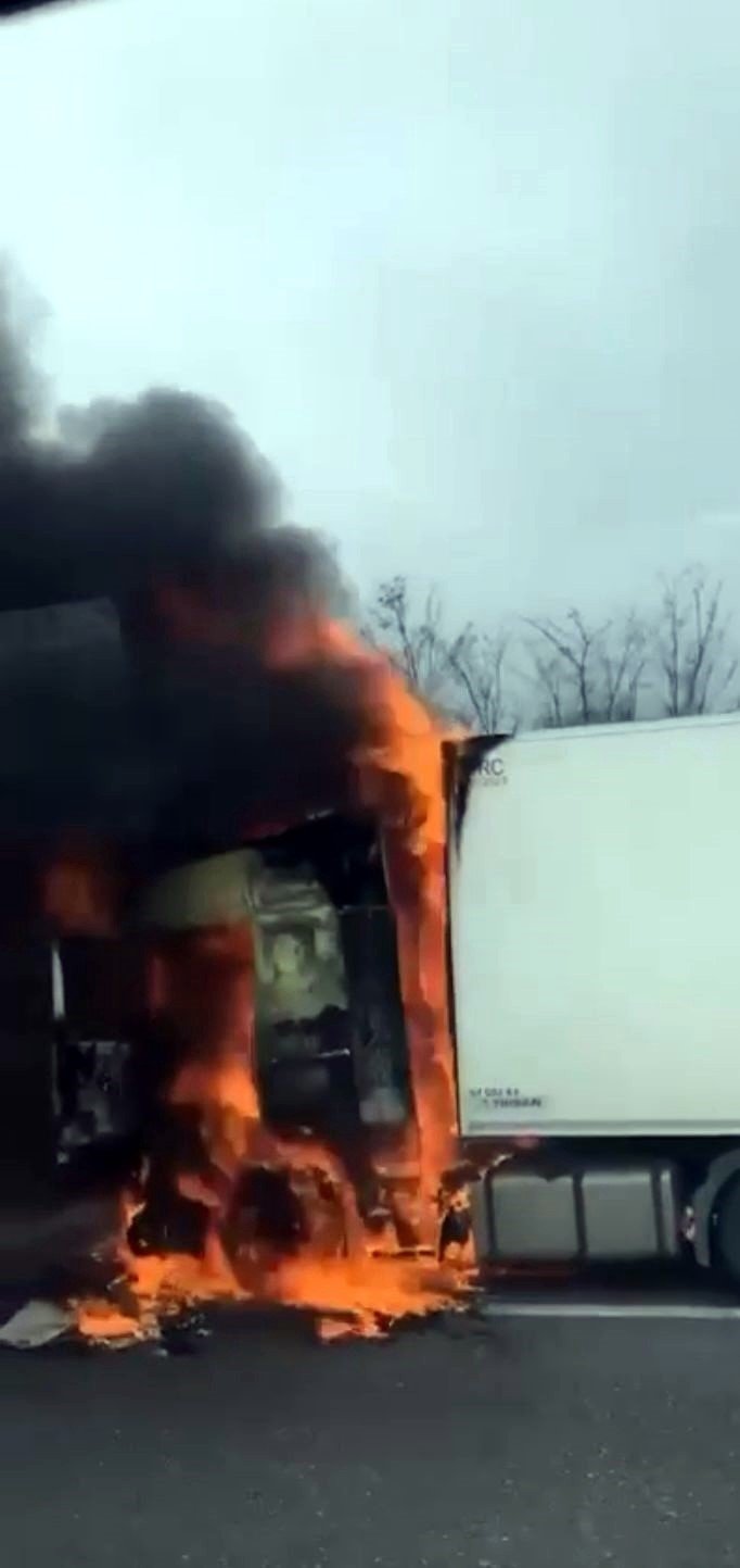 Otoyolda tırın kupası alev topuna döndü