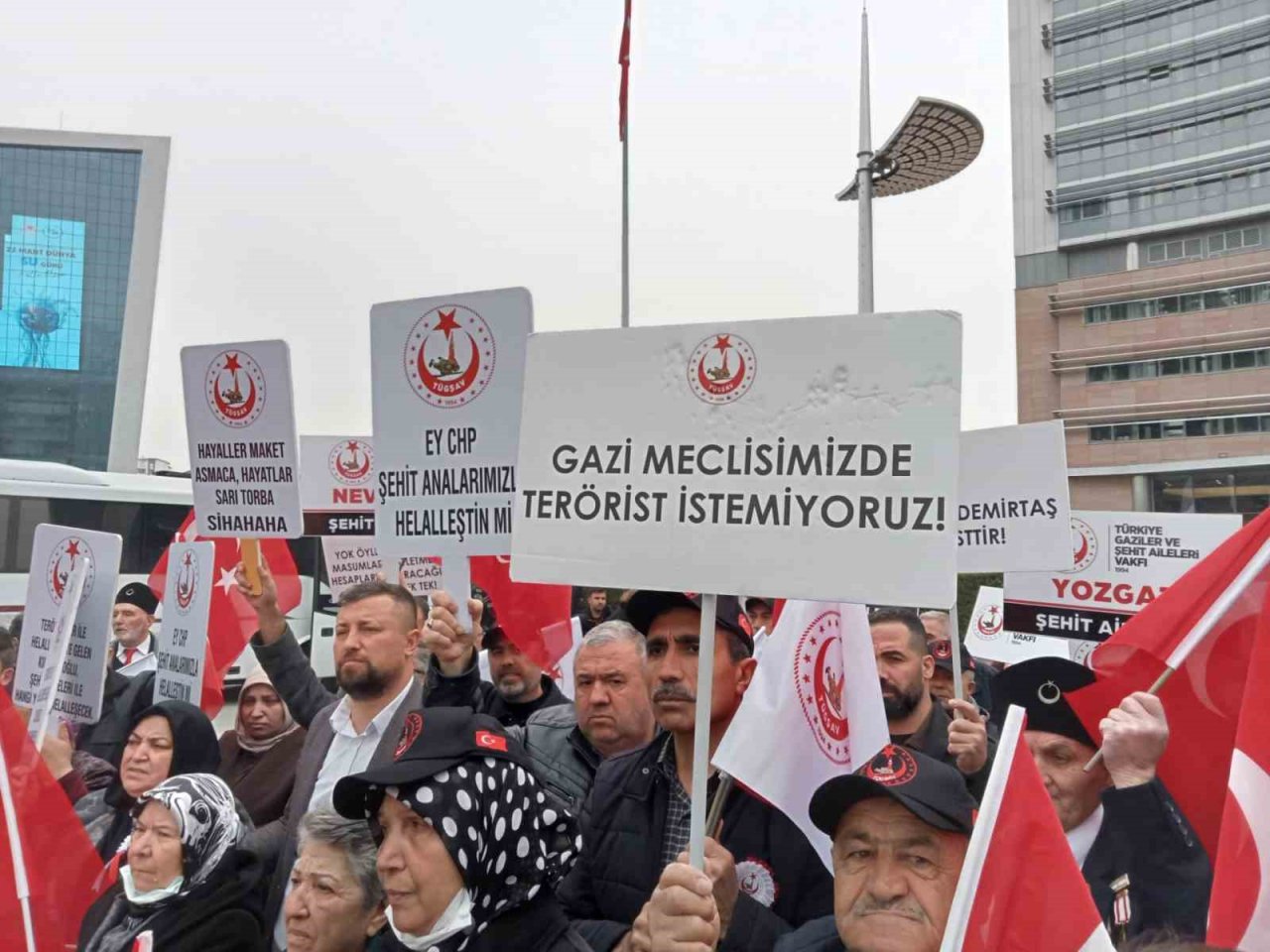 Şehit ve gazi ailelerinden Kılıçdaroğlu’na tepki: “Türk milletine ihanetten derhal geri dönmelisiniz”