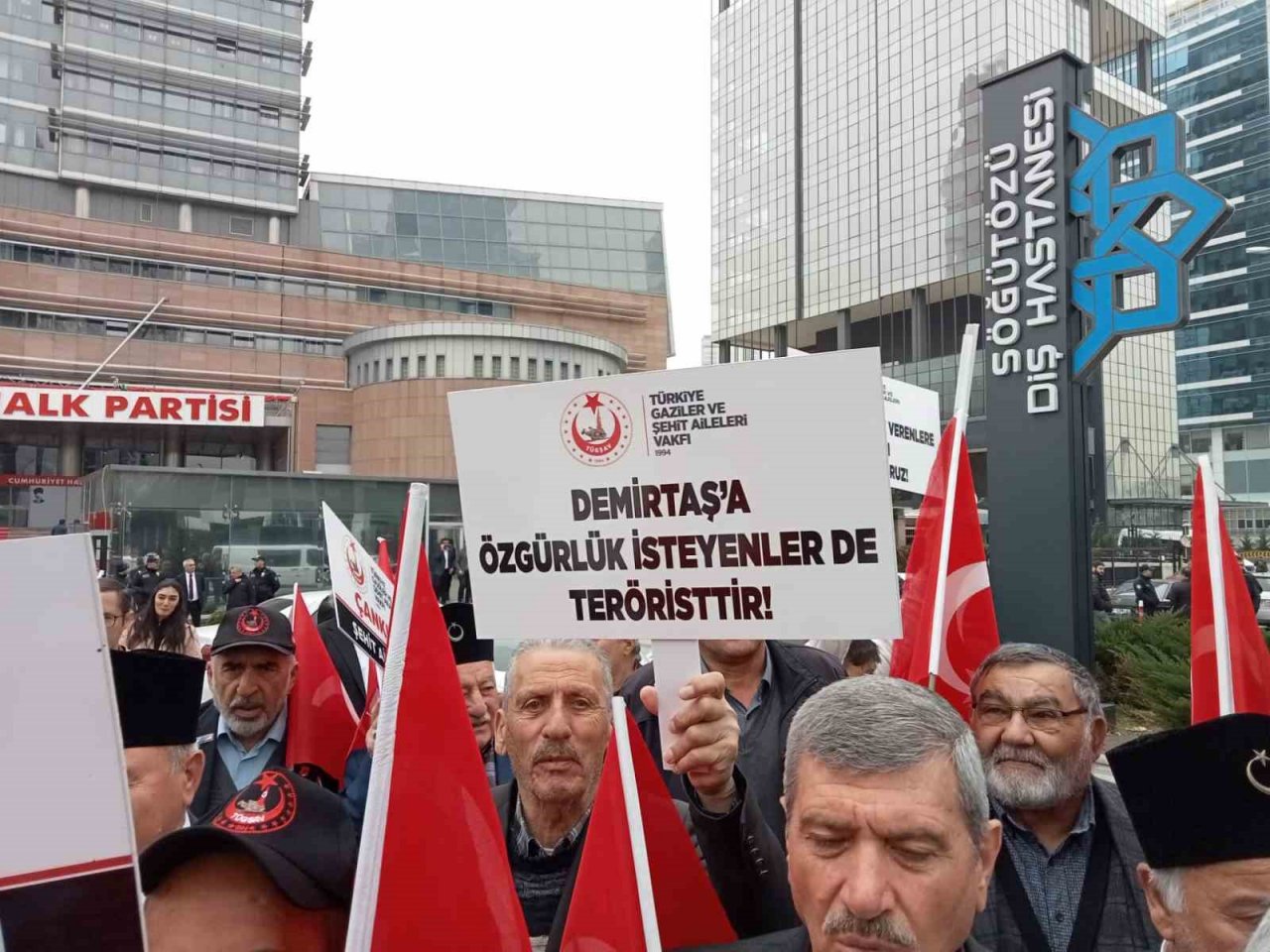 Şehit ve gazi ailelerinden Kılıçdaroğlu’na tepki: “Türk milletine ihanetten derhal geri dönmelisiniz”