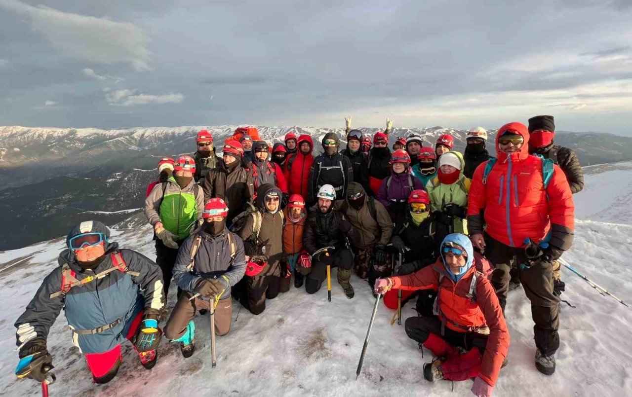Depremden döndüler, Zigana Dağı’nda kış eğitimi gerçekleştirdiler