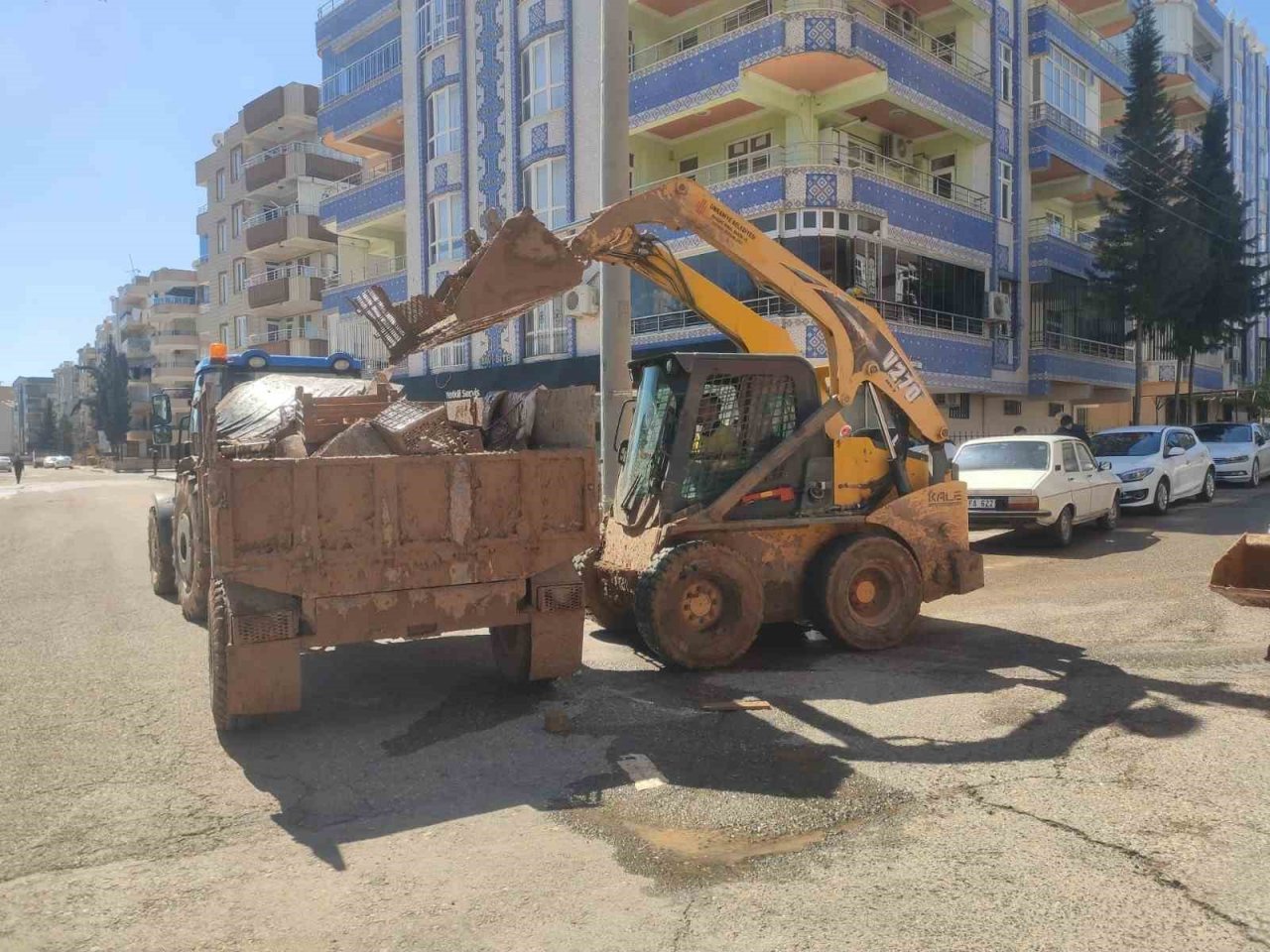 Ümraniye Belediyesi 37 aracıyla deprem bölgesinde hizmet veriyor