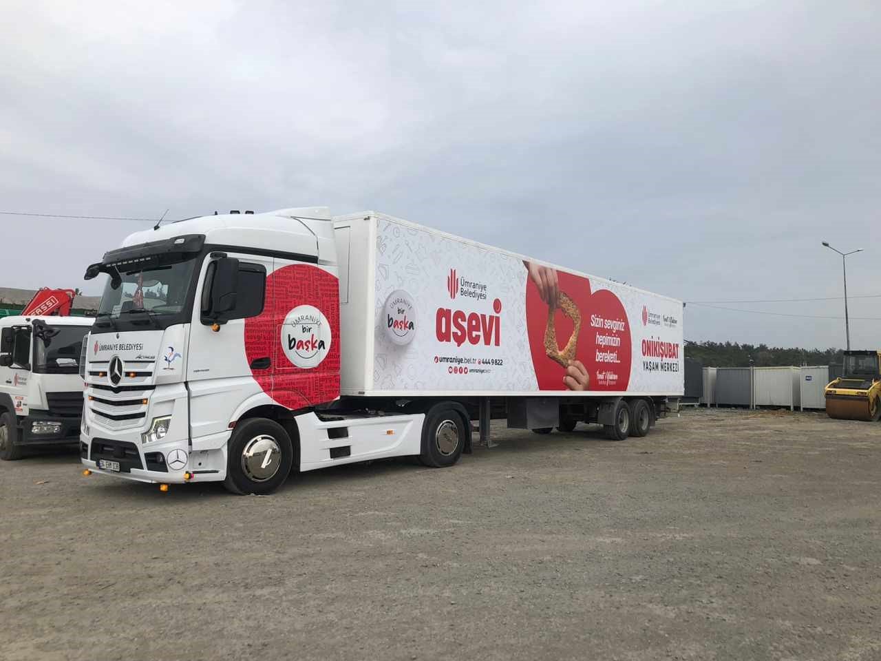 Ümraniye Belediyesi 37 aracıyla deprem bölgesinde hizmet veriyor