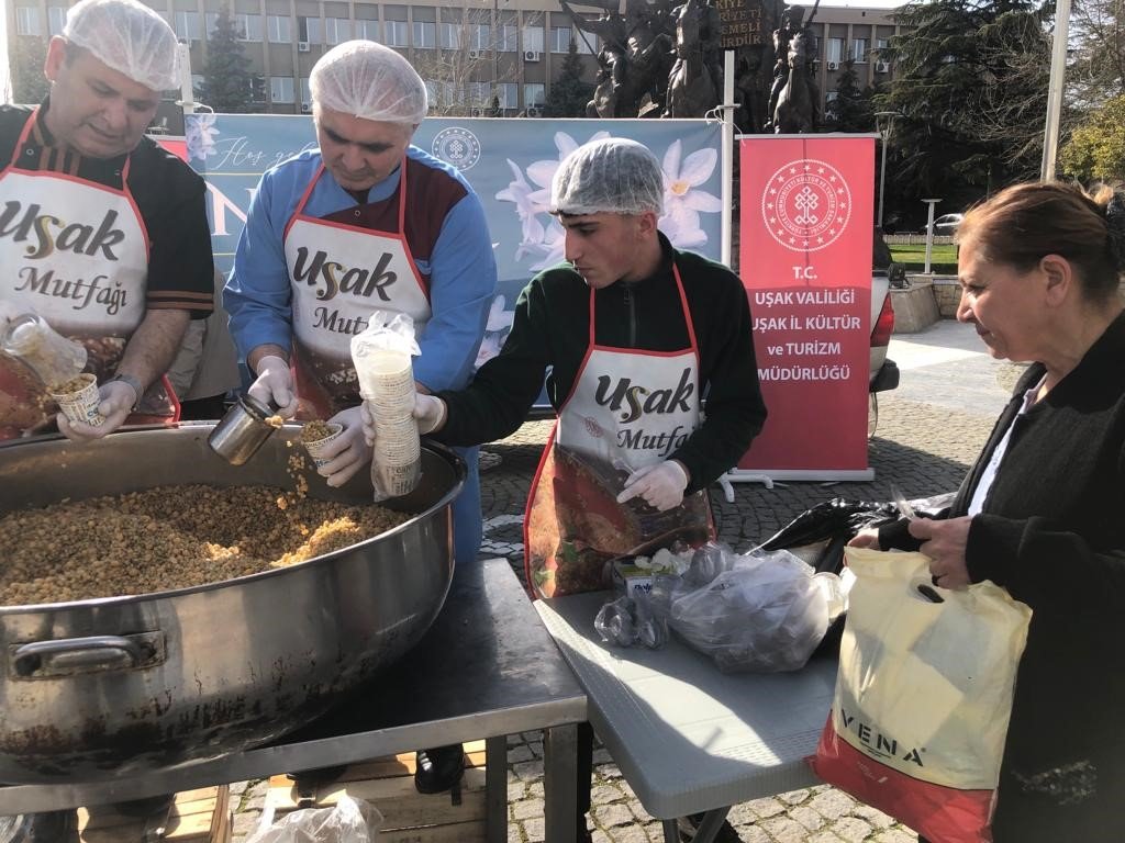 Uşak’ta Nevruz kutlamaları renkli görüntülere sahne oldu