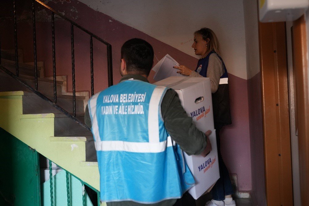 Yalova Belediyesi’nden ihtiyaç sahiplerine erzak kolisi desteği