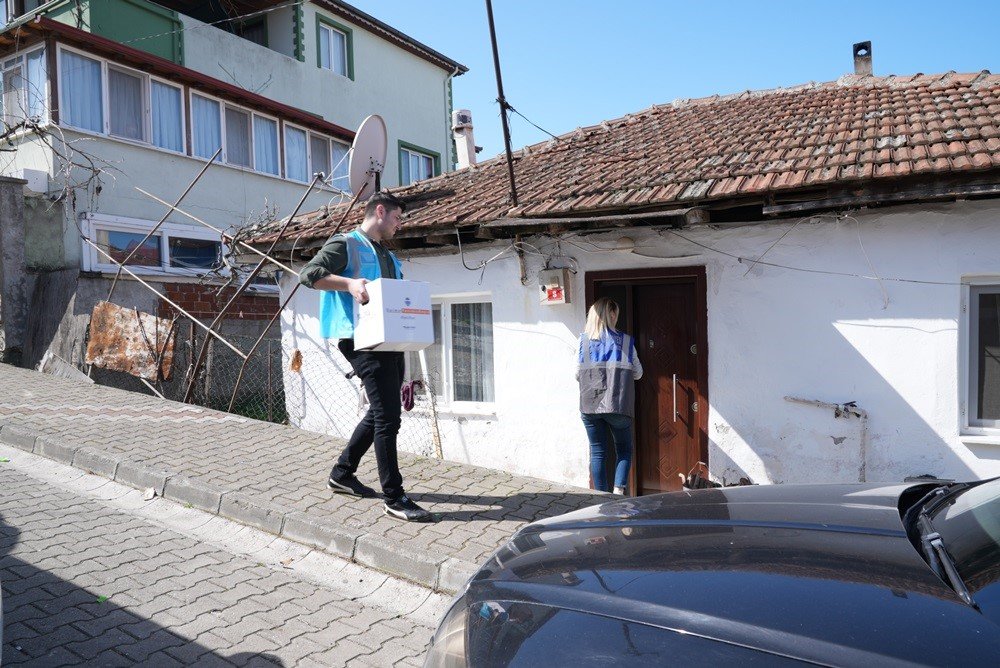 Yalova Belediyesi’nden ihtiyaç sahiplerine erzak kolisi desteği