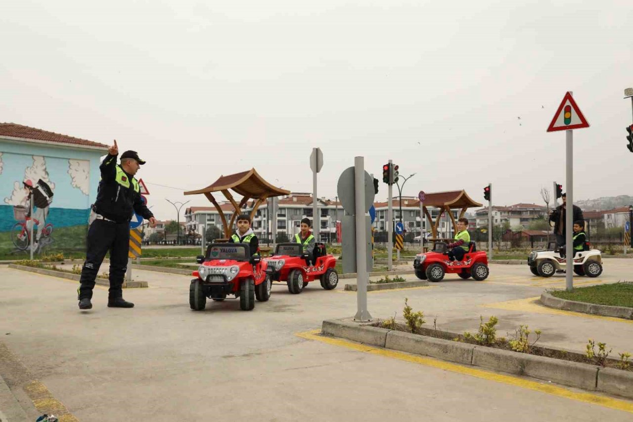 Yalova’da öğrencilerin trafik eğitimi eğlenceye dönüşüyor