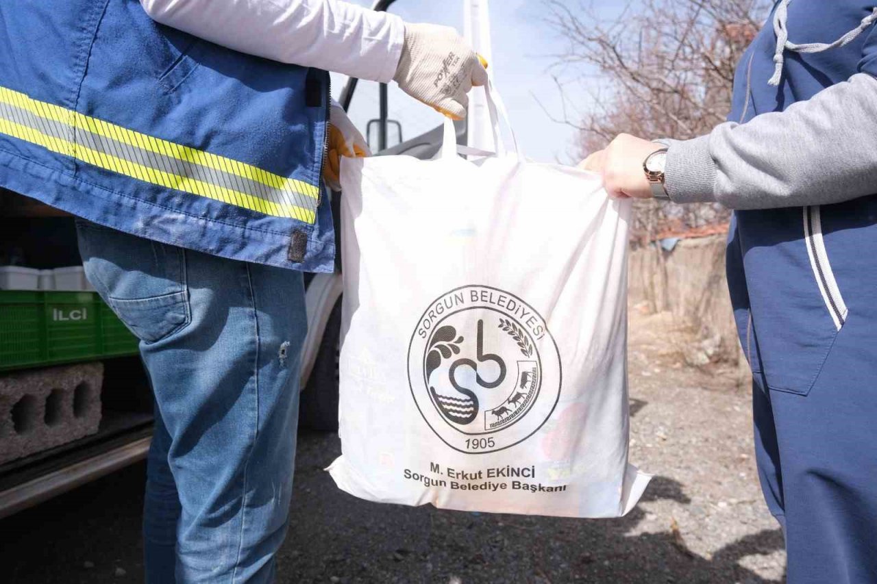 Günlük bin kişiye iftar yemeği verecek olan Sorgun Belediyesi, Ramazan öncesi 3 bin 500 adet gıda paketi dağıttı.