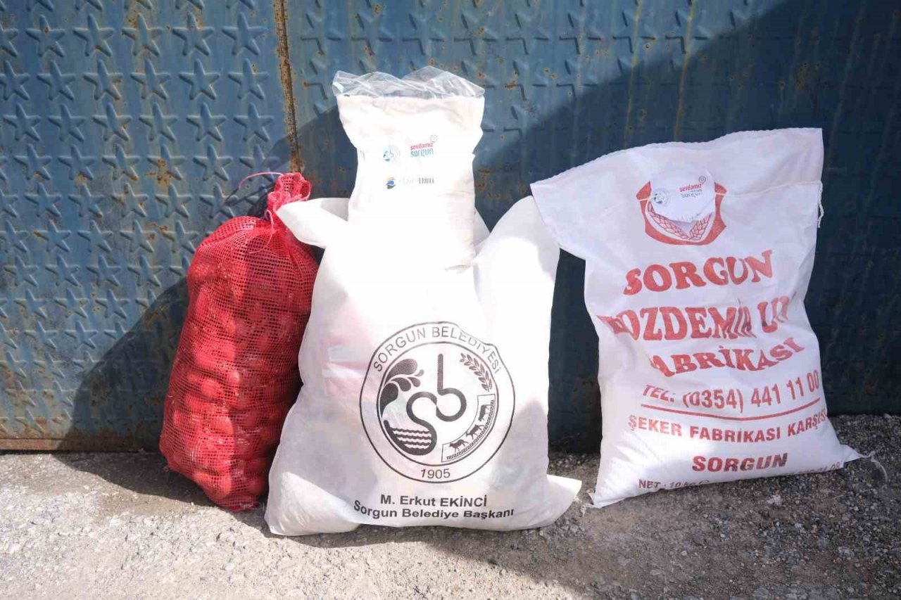 Günlük bin kişiye iftar yemeği verecek olan Sorgun Belediyesi, Ramazan öncesi 3 bin 500 adet gıda paketi dağıttı.