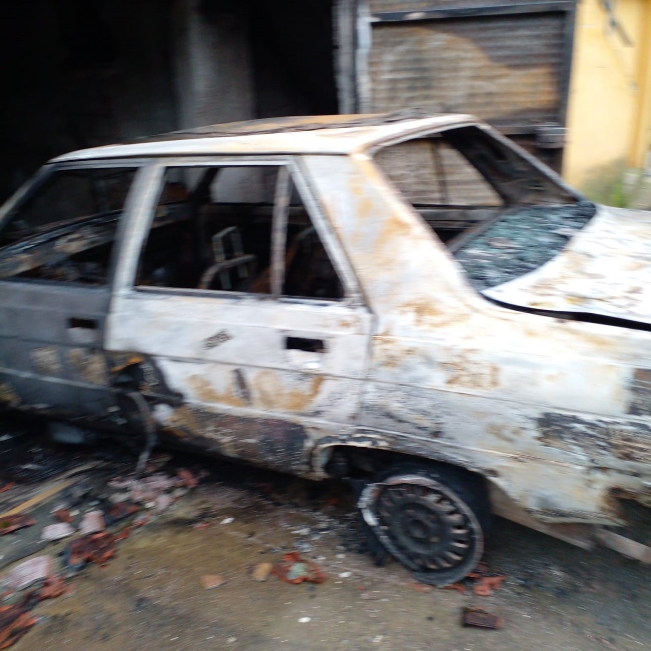 Garajda çıkan yangında otomobil ile pat-pat alevlere teslim oldu