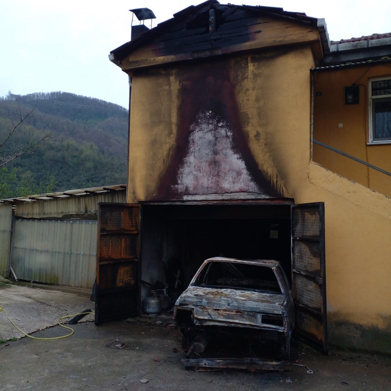 Garajda çıkan yangında otomobil ile pat-pat alevlere teslim oldu