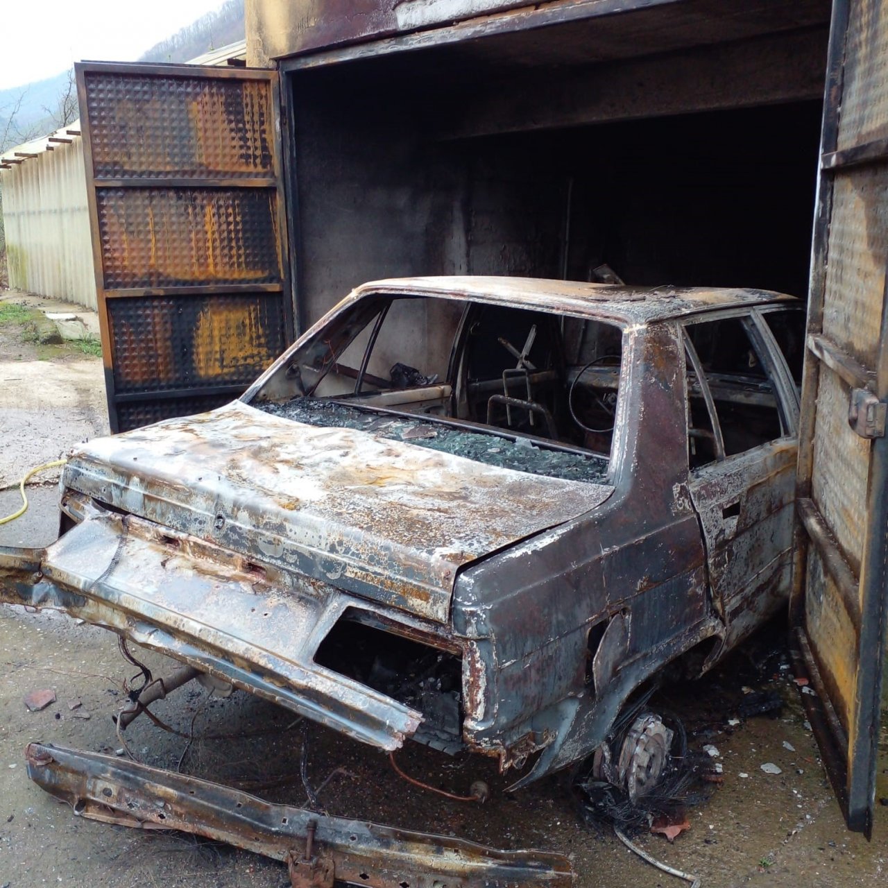 Garajda çıkan yangında otomobil ile pat-pat alevlere teslim oldu