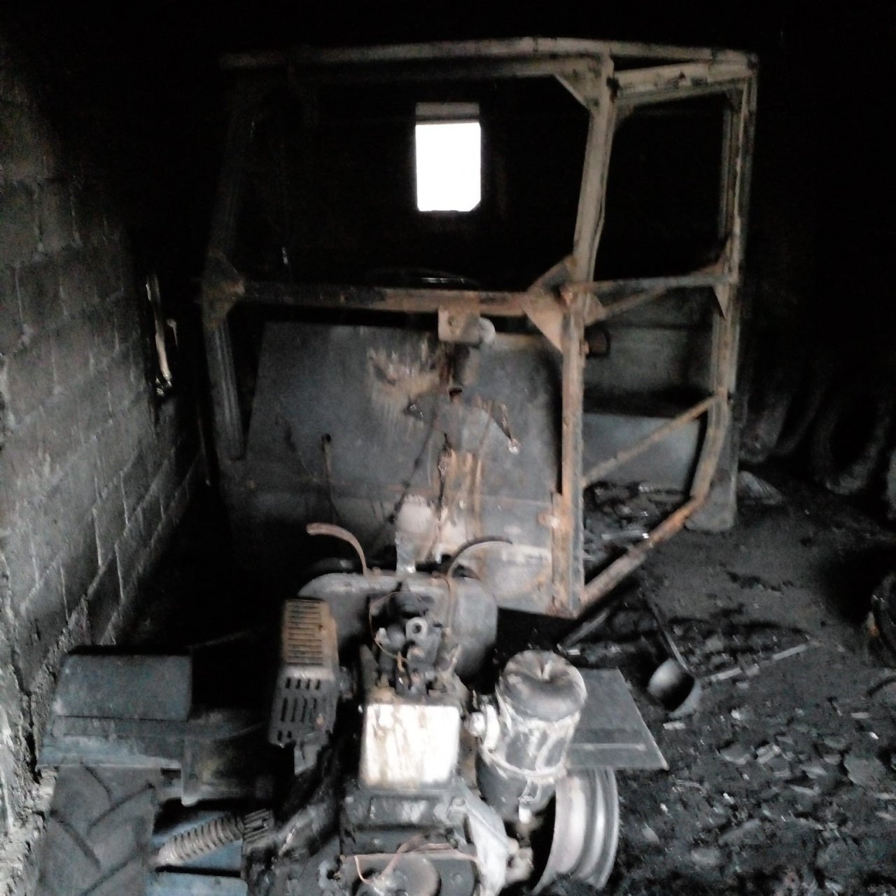 Garajda çıkan yangında otomobil ile pat-pat alevlere teslim oldu