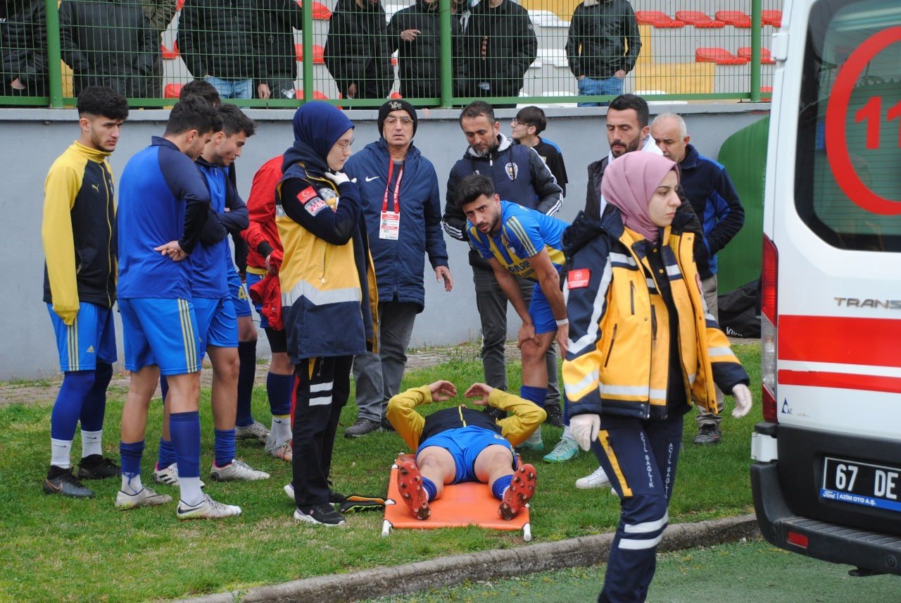 Futbolcunun diz kapağı çıktı, maç sonu ortalık karıştı