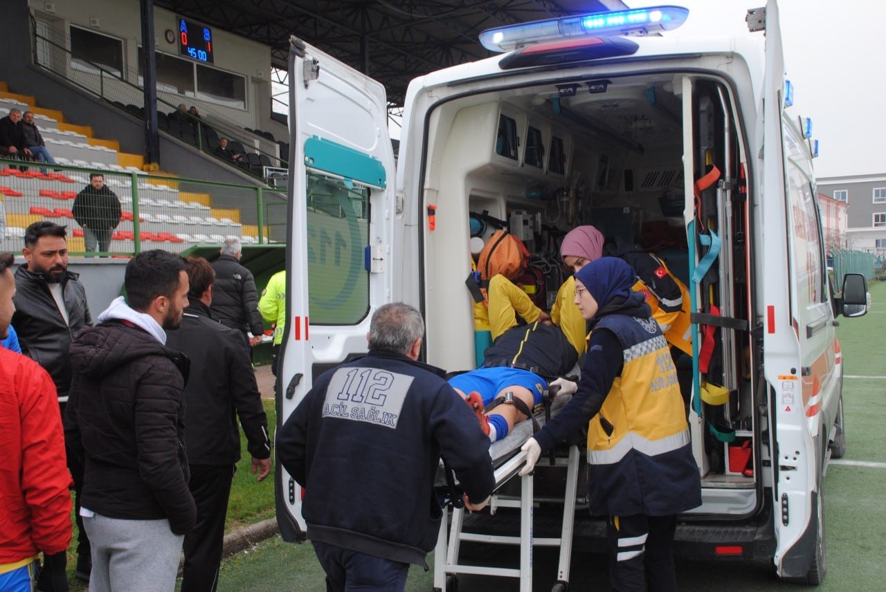 Futbolcunun diz kapağı çıktı, maç sonu ortalık karıştı