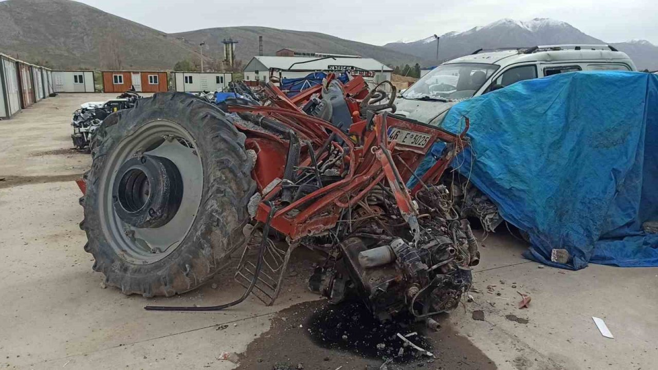 Enkaz altından çıkan traktörler, yüz binlerce liralık masrafla yeniden tarlaya dönüyor