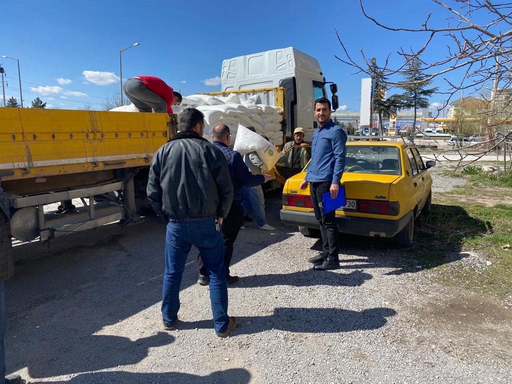 Sandıklı’da arıcılık yapan üreticilere beslenme şekeri desteği