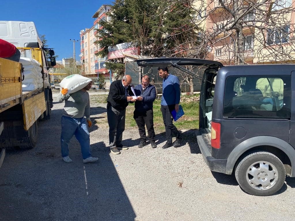 Sandıklı’da arıcılık yapan üreticilere beslenme şekeri desteği