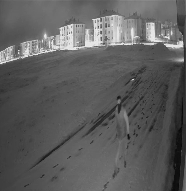 Ağrı’da kombi hırsızlığı güvenlik kamerasına yansıdı