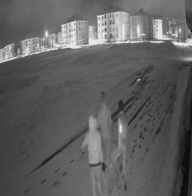 Ağrı’da kombi hırsızlığı güvenlik kamerasına yansıdı