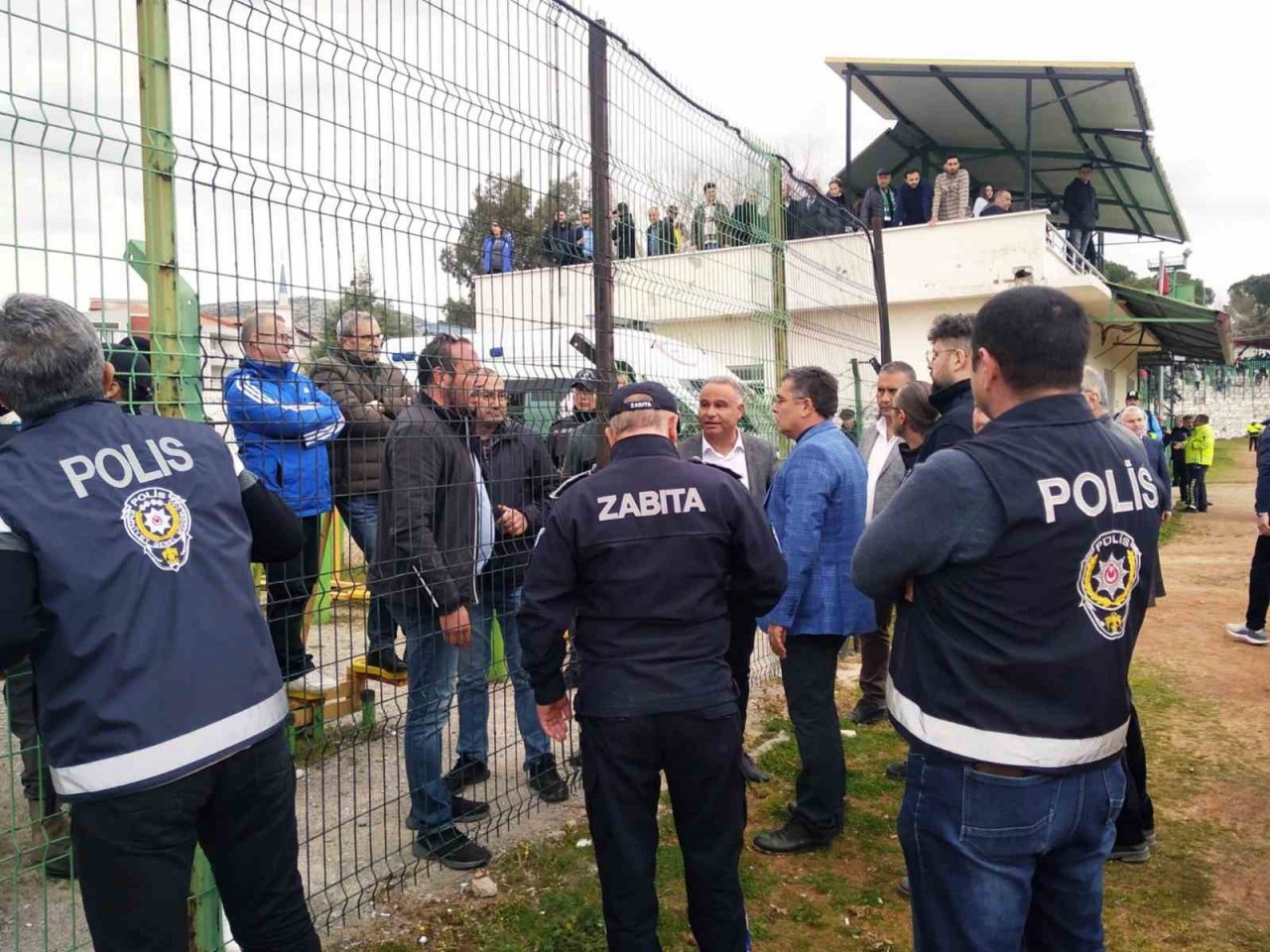 Amatör maçta sahaya inen Belediye Başkanı hakkında Emniyet ekiplerine ’Talimat’ iddiası