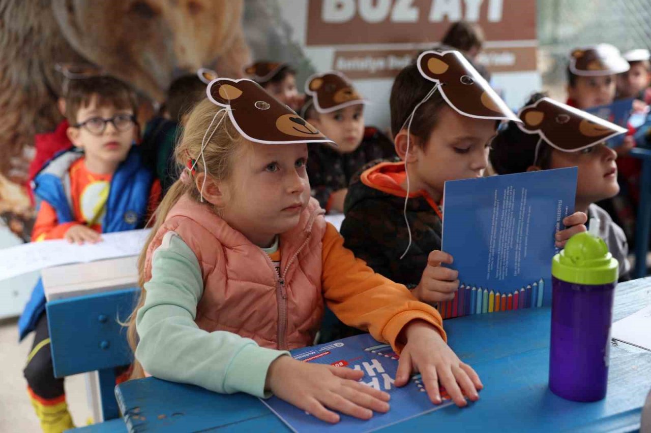 Dünya Ayı Günü’nde ayılara balkabağı pastası