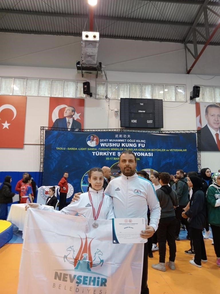 Genç Sporcular madalyalara doymuyor