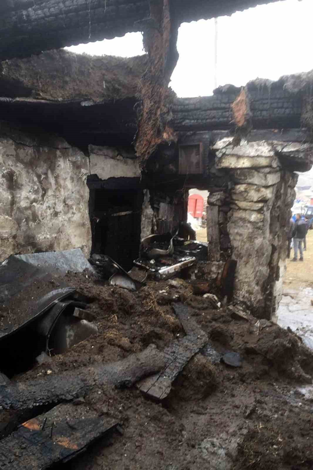 Ardahan’da ahırda çıkan yangın korkuttu