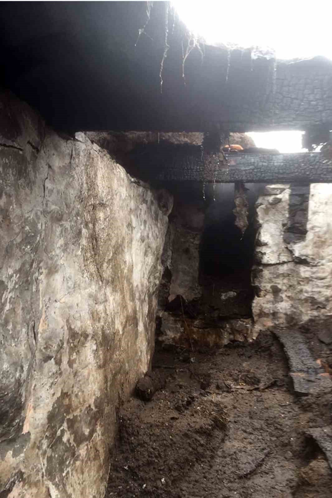 Ardahan’da ahırda çıkan yangın korkuttu