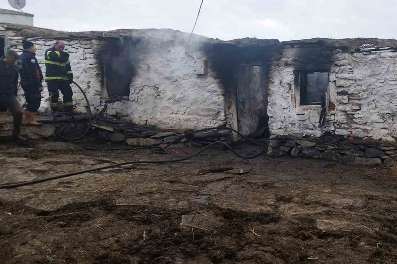 Ardahan’da ahırda çıkan yangın korkuttu