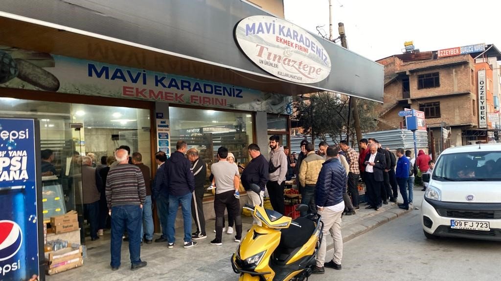 Ramazan’ın ilk gününde sıcak pide kuyruğu geleneği bozulmadı