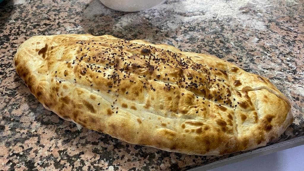 Ramazan’ın ilk gününde sıcak pide kuyruğu geleneği bozulmadı