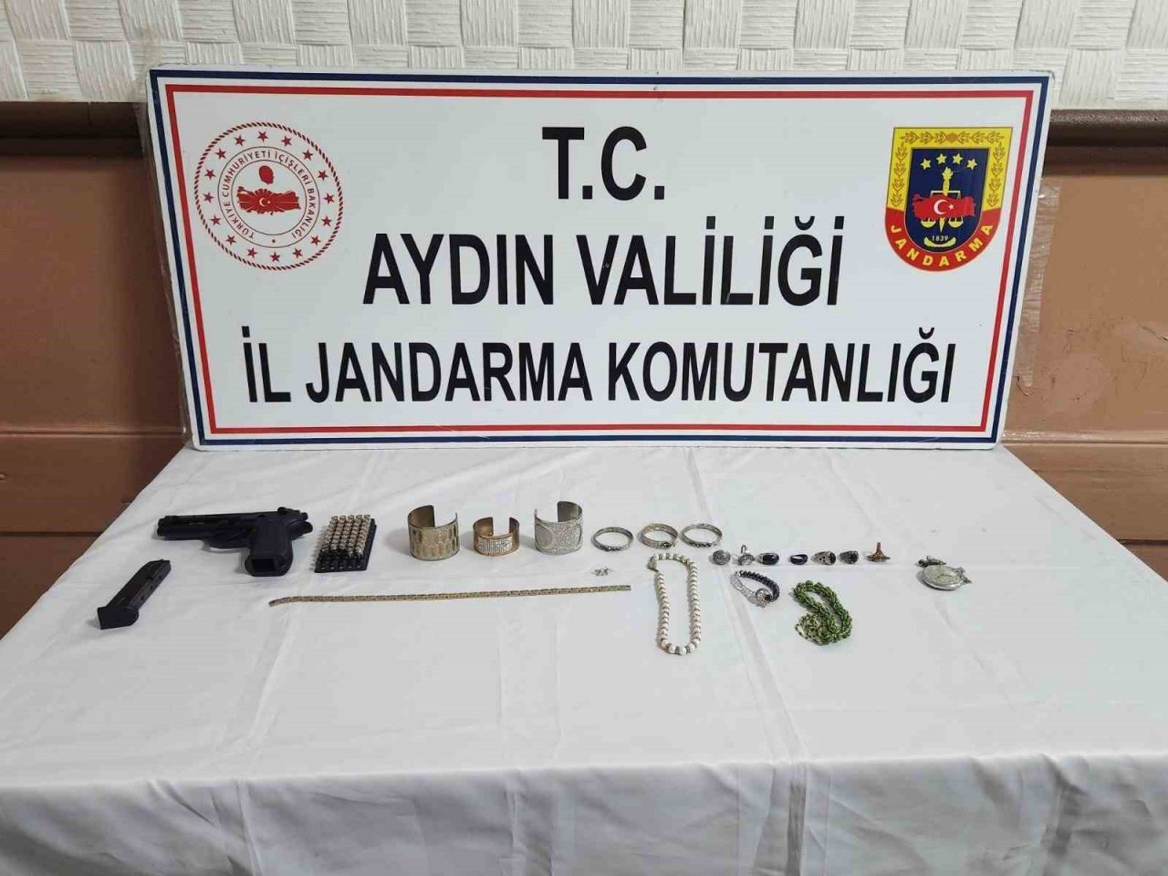 Hırsızlık yaptıkları evden çıkarken suçüstü yakalandılar