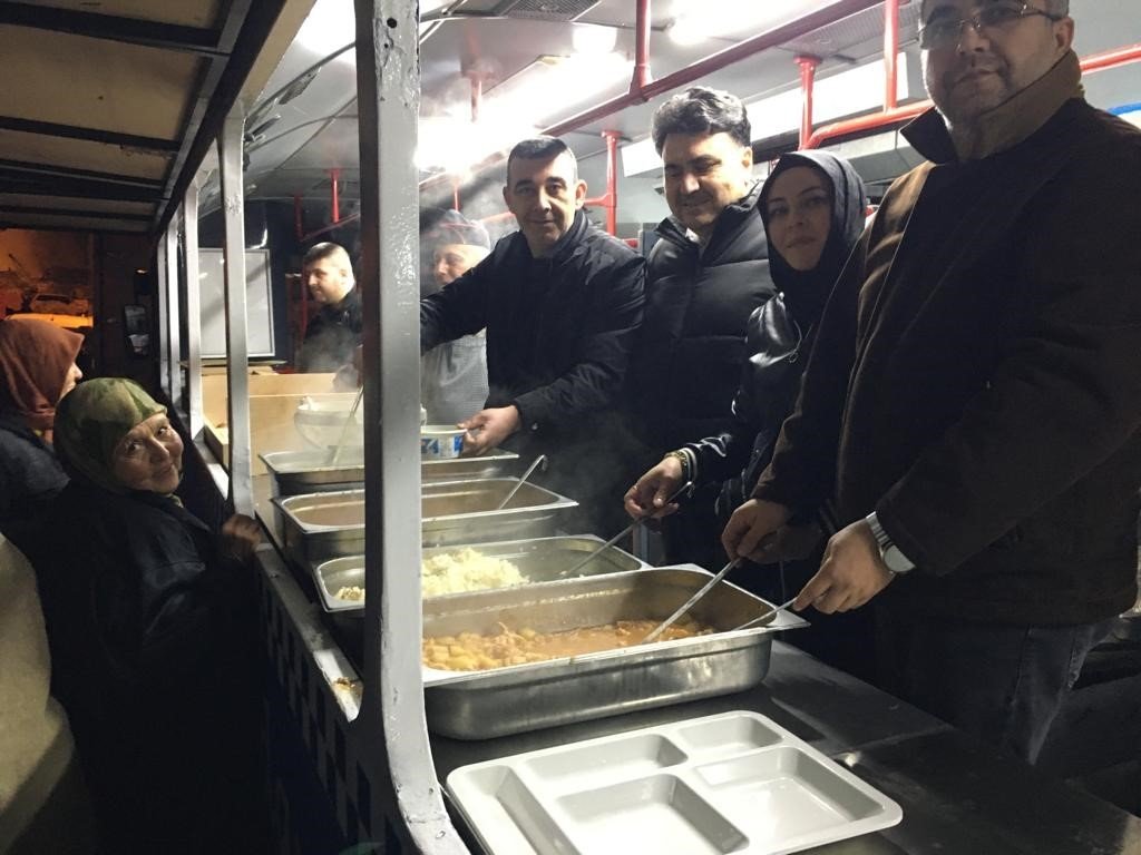 Mobil aşevi ile iftar sofrası vatandaşın ayağına gidiyor
