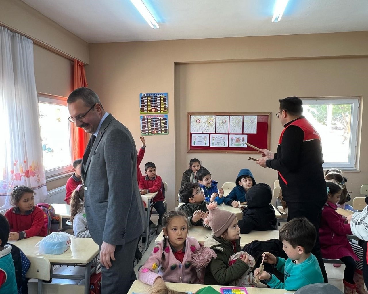 Geleceğe nefes olacak fidanlar minik ellerle toprakla buluştu