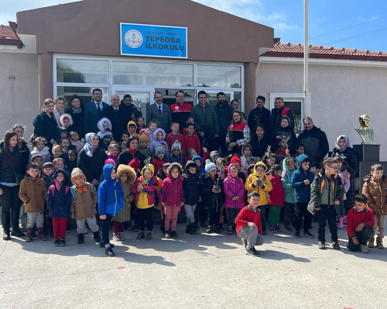 Geleceğe nefes olacak fidanlar minik ellerle toprakla buluştu