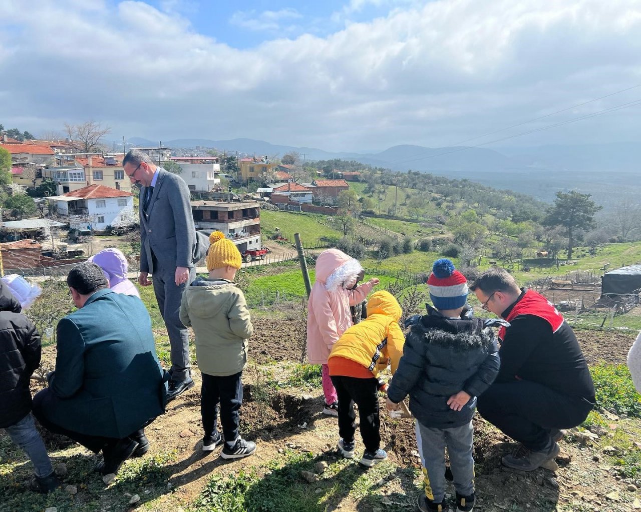 Geleceğe nefes olacak fidanlar minik ellerle toprakla buluştu